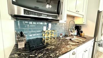 Réfrigérateur, micro-ondes, lave-vaisselle, cafetiÚre/bouilloire