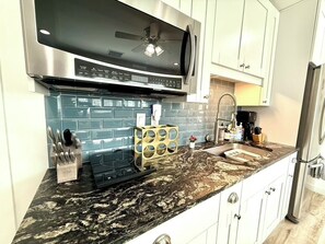 Refrigerador, microondas, lavavajillas y cafetera y tetera 