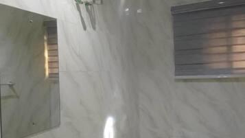 Buồng tắm vòi sen, khăn tắm, giấy vệ sinh