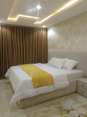 Laptop workspace, free WiFi - Aquarian 2 Bedrooms Apartment (Lagos)