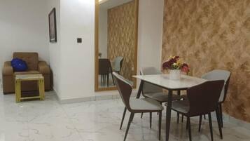 Căn hộ, ban công, quang cảnh vườn | Khu ăn uống