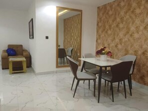 Appartement, balkon, uitzicht op tuin | Dineren