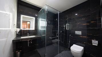 Suite | Bathroom | Shower, rainfall showerhead, free toiletries, towels