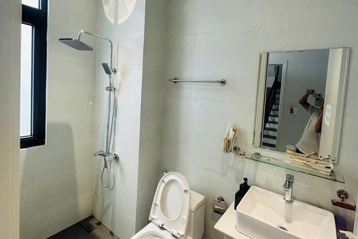 Shower, free toiletries, hair dryer, slippers