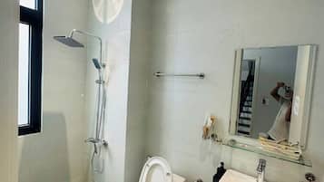 Chuveiro, produtos de toalete grátis, secador de cabelo, chinelos