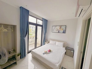 Free WiFi, bed sheets - La Maison De DiNo 88 (Ganh Dau)