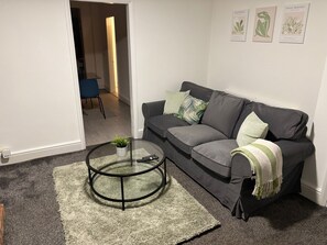 TV, fireplace, stereo - Cozee 2-bed nr New Cross Hospital (Wolverhampton)