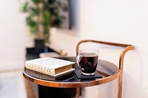 Food and drink - Modern 2- Bedroom Apartment in Central Redhill! (Redhill)