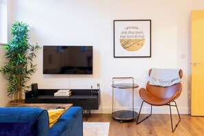 TV - Modern 2- Bedroom Apartment in Central Redhill! (Redhill)