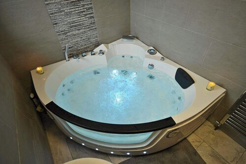 Elegant Cottage With Hot Tub