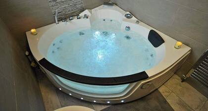 Elegant Cottage With Hot Tub