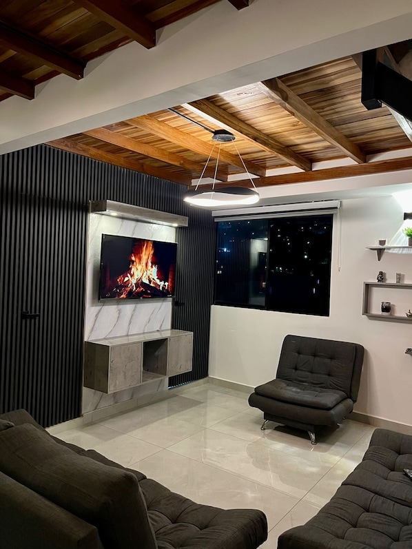 Familien-Maisonette, Parkblick | Wohnbereich | Flachbildfernseher
