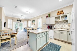 Interior - Seagrove Beach - Community Pool & Walkable to the beach! (Seagrove Beach)