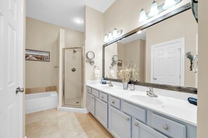 Shower, towels - Seagrove Beach - Community Pool & Walkable to the beach! (Seagrove Beach)