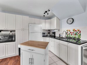 Kühlschrank, Mikrowelle, Wasserkocher mit Kaffee-/Teezubehör