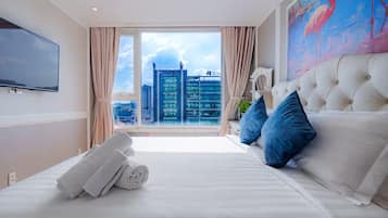 Minibar con artículos gratuitos y escritorio