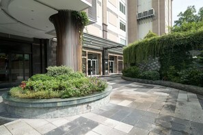 Courtyard - Sunny Leman Luxury Residence (Vo Thi Sau)