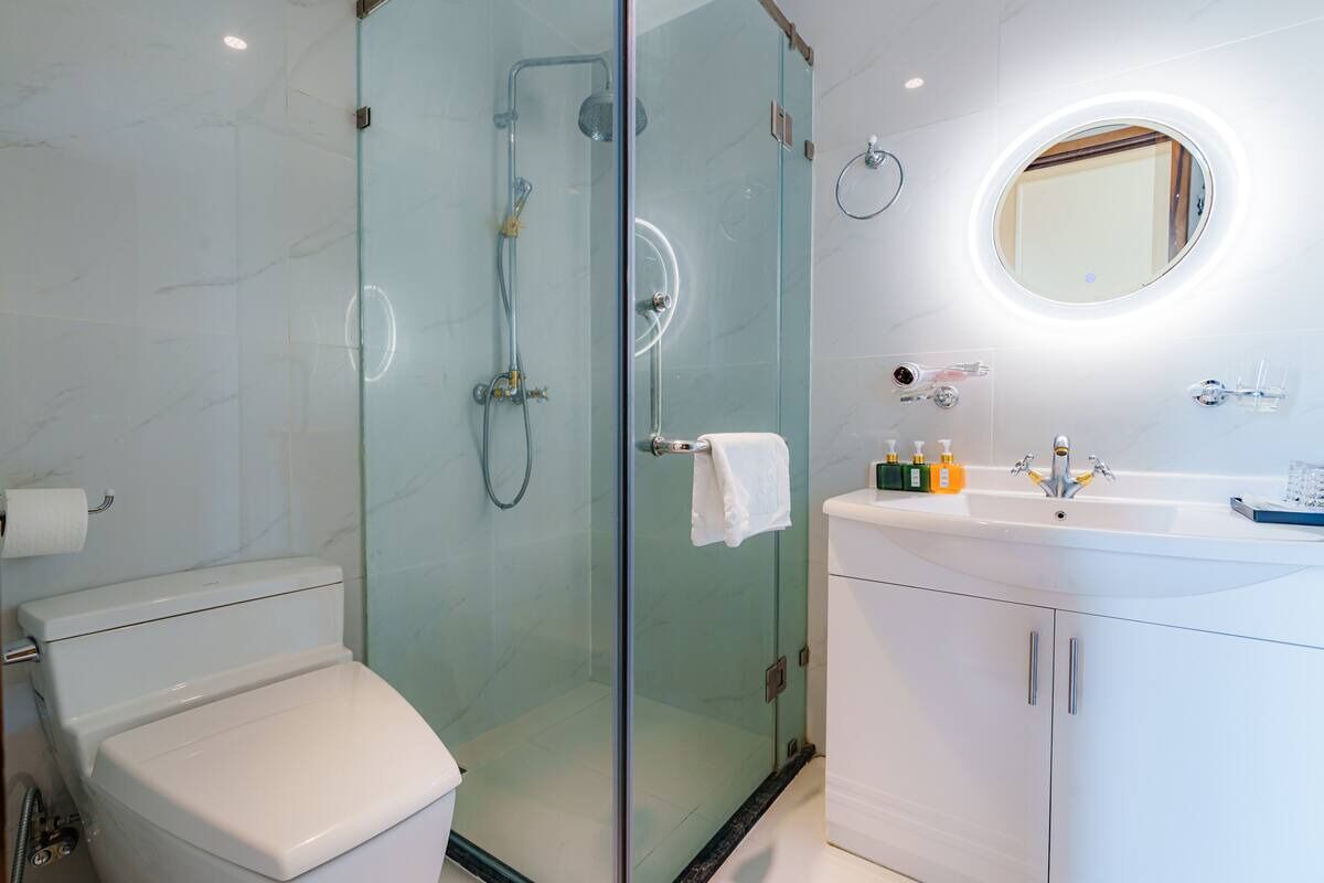 Luxury Apartment, 2 Bedrooms, Kitchen, City View | Bathroom | Separate tub and shower, free toiletries, hair dryer, slippers