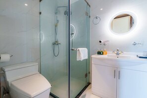 Căn hộ Cao cấp, 2 phòng ngủ, bếp, quang cảnh thành phố | Phòng tắm | Bồn tắm và buồng tắm vòi sen riêng, đồ dùng nhà tắm miễn phí 