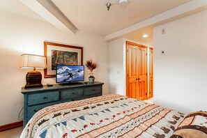 3 bedrooms, iron/ironing board, WiFi, bed sheets - NEW! 3 Bedroom Next to Gondola One Vail Village (Vail)