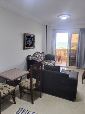Living area - Lovely quite blue sea apartment (محافظة الإسكندرية)