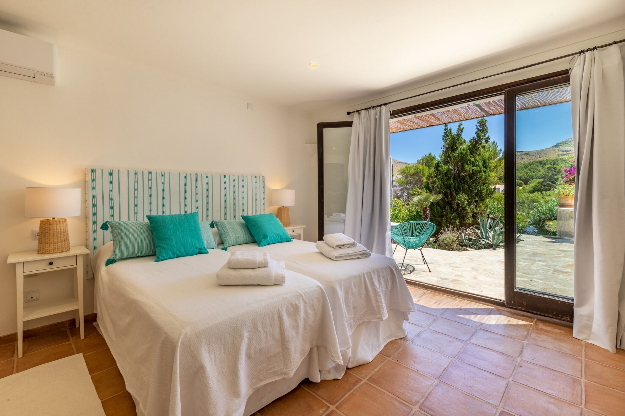 Iron/ironing board, Internet, bed sheets