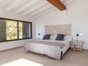 3 habitaciones, tabla de planchar con plancha, internet y ropa de cama