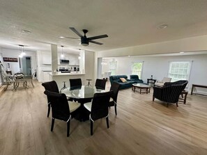 Interior - Work/Family Groups: Huge Living Room+Fun Backyard (Mantachie)