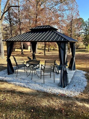 Outdoor dining - Work/Family Groups: Huge Living Room+Fun Backyard (Mantachie)