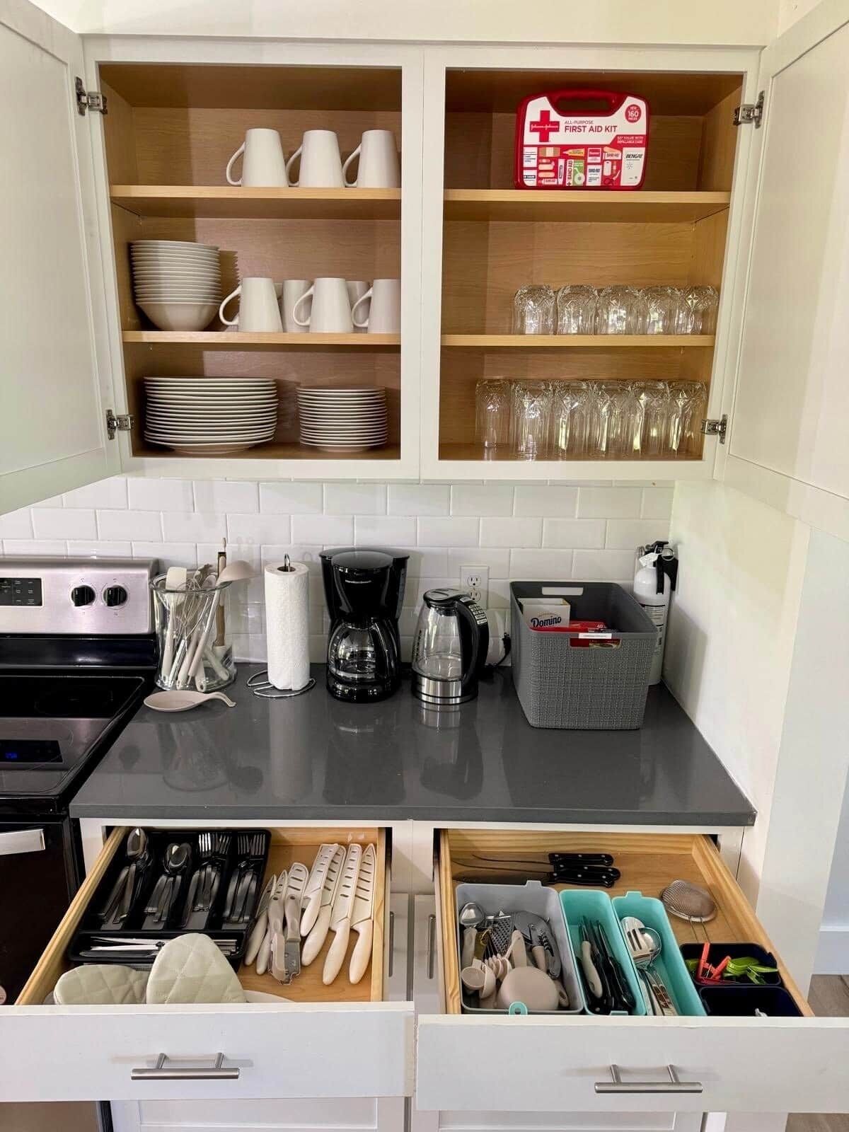 Een koelkast, een microgolfoven, een oven, een kookplaat