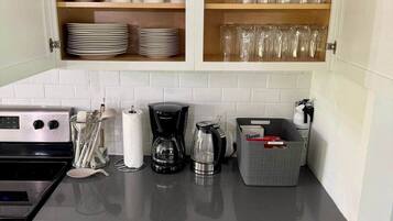 Een koelkast, een microgolfoven, een oven, een kookplaat