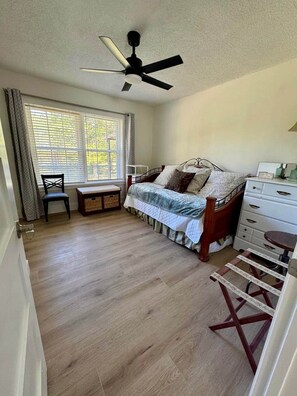 Living area - Work/Family Groups: Huge Living Room+Fun Backyard (Mantachie)