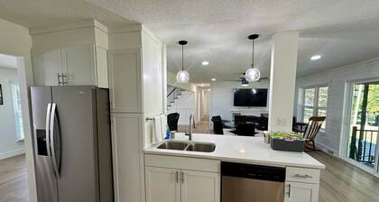 Work/Family Groups: Huge Living Room+Fun Backyard