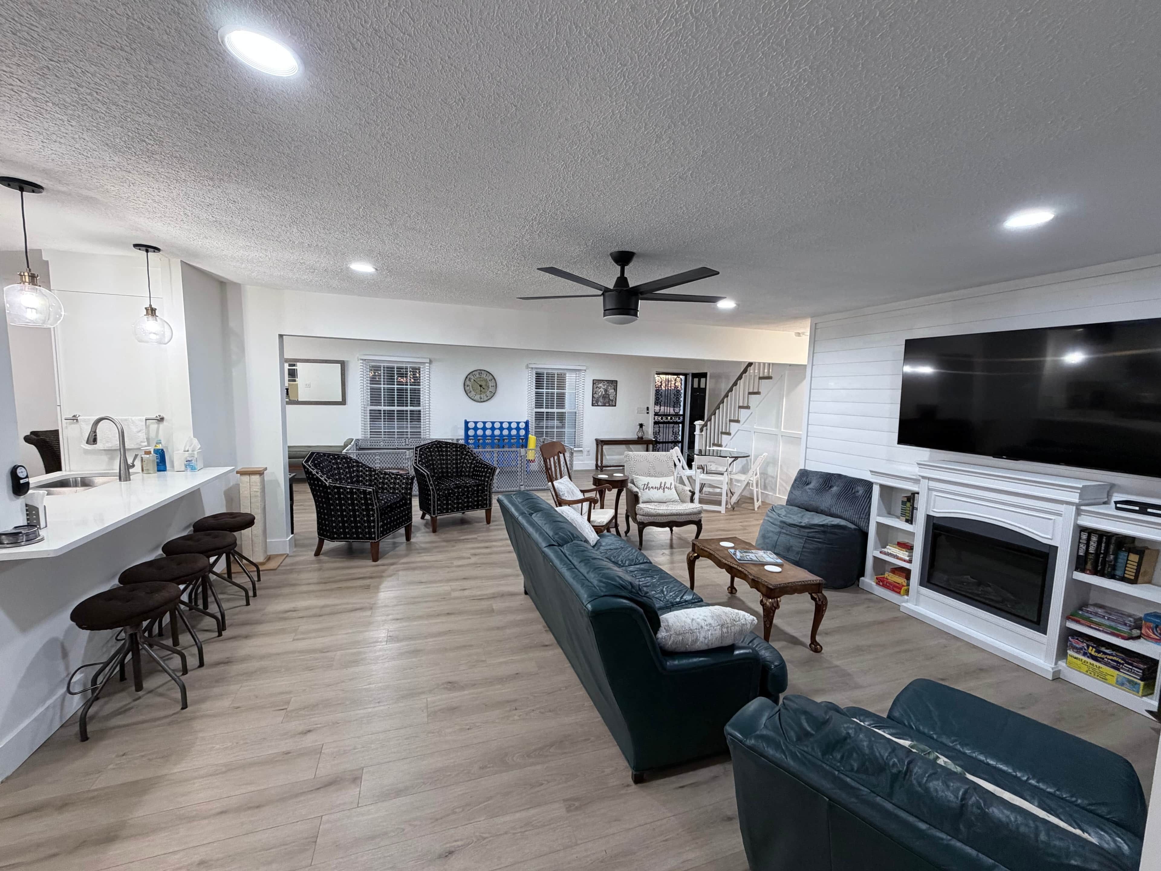 Télévision, cheminée, lecteur de DVD, baby-foot