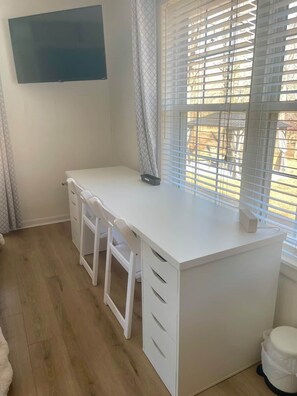 Interior - Work/Family Groups: Huge Living Room+Fun Backyard (Mantachie)