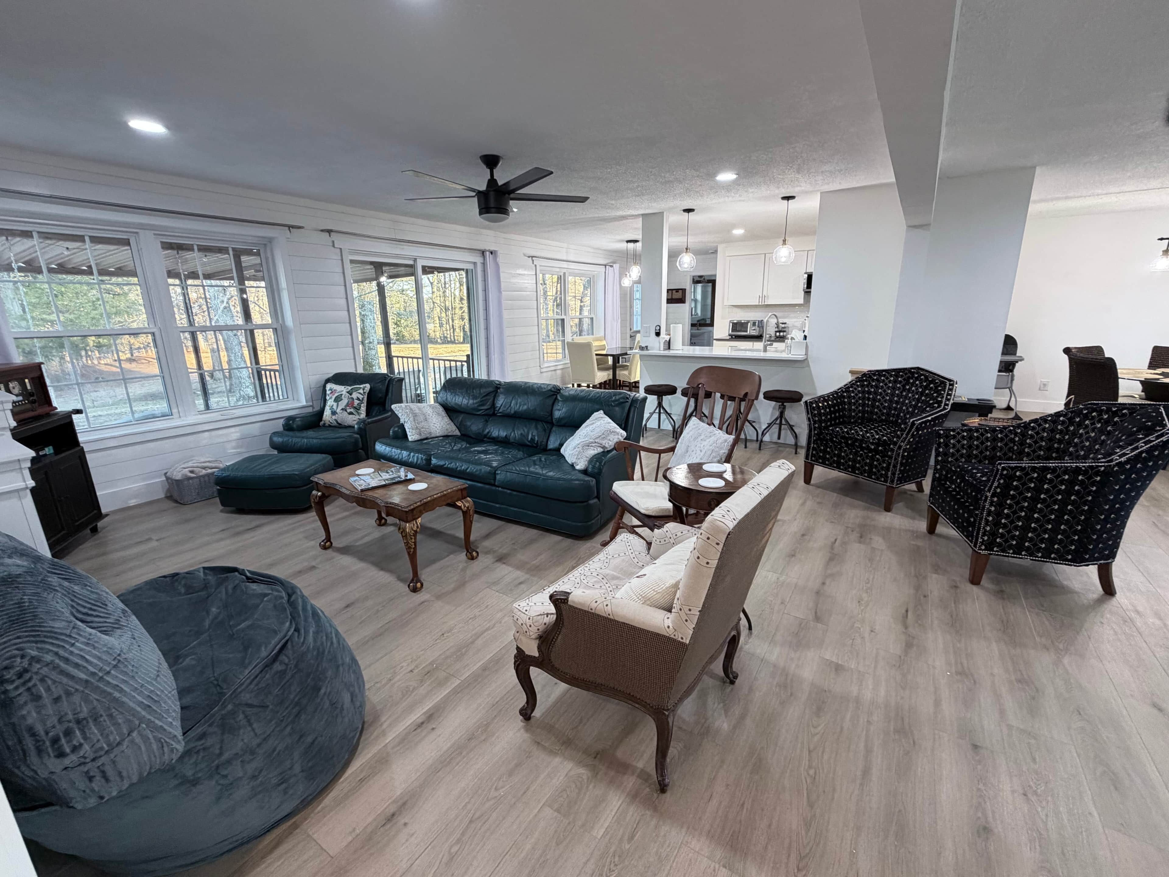 Télévision, cheminée, lecteur de DVD, baby-foot