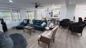 Télévision, cheminée, lecteur de DVD, baby-foot