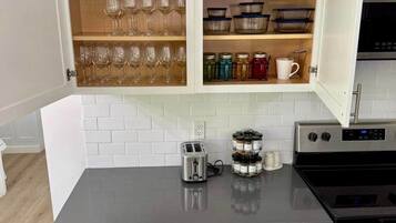 Réfrigérateur, four à micro-ondes, un four, surface de cuisson