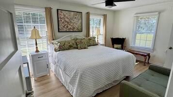 Een kluis op de kamer, een strijkplank/strijkijzer, wifi, beddengoed