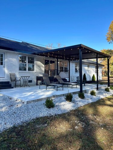 Work/Family Groups: Huge Living Room+Fun Backyard