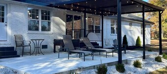 Work/Family Groups: Huge Living Room+Fun Backyard