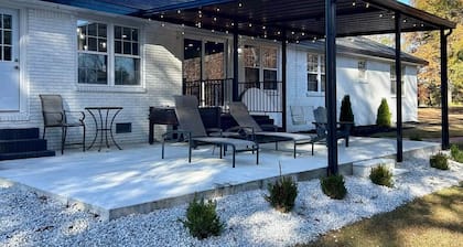 Work/Family Groups: Huge Living Room+Fun Backyard