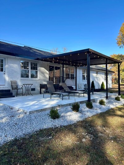 Work/Family Groups: Huge Living Room+Fun Backyard