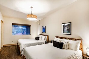 Desk, iron/ironing board, WiFi, bed sheets - The Hangar House ~ Hot Tub, Sauna, Pool Table (Wasilla)