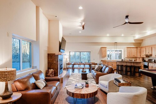 The Hangar House ~ Hot Tub, Sauna, Pool Table