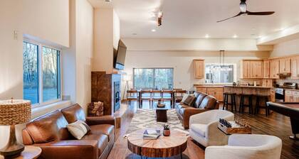 The Hangar House ~ Hot Tub, Sauna, Pool Table