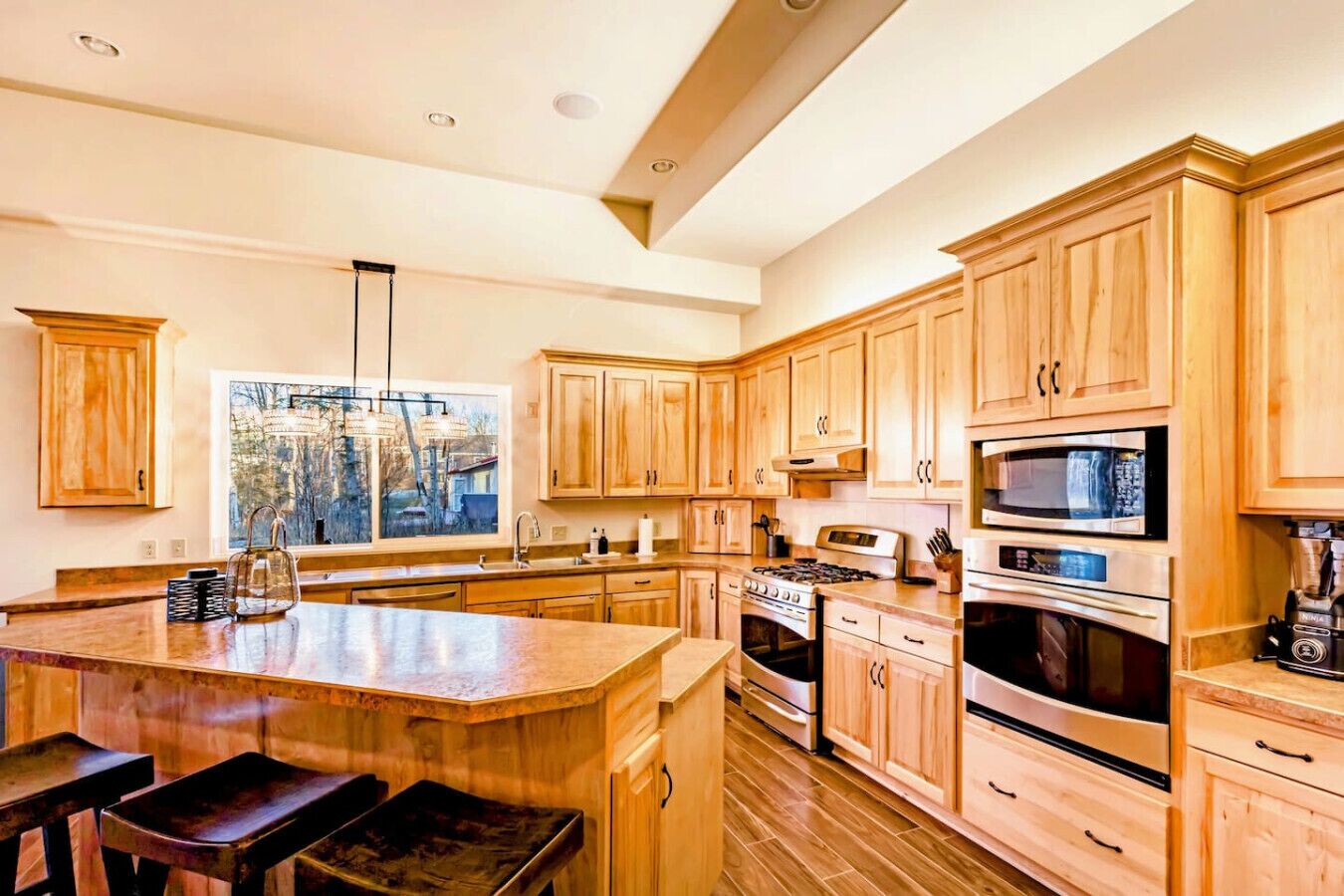 Frigorífico, microondas, placa de cocina y lavavajillas