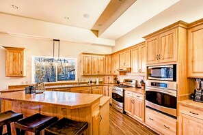 Frigorífic, microones, placa de cuina i rentaplats 