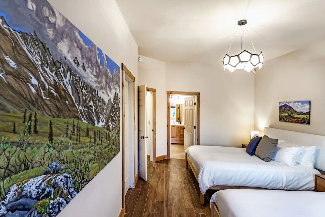 Escritorio, tabla de planchar con plancha, wifi y ropa de cama