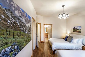 Escriptori, planxa i posts de planxar, wifi i roba de llit 